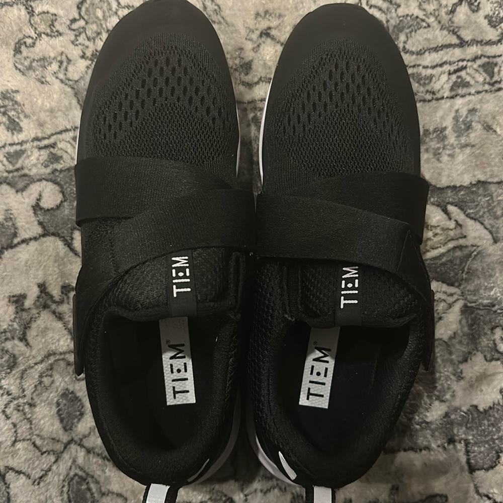 Indoor cycling shoe with SPD clip